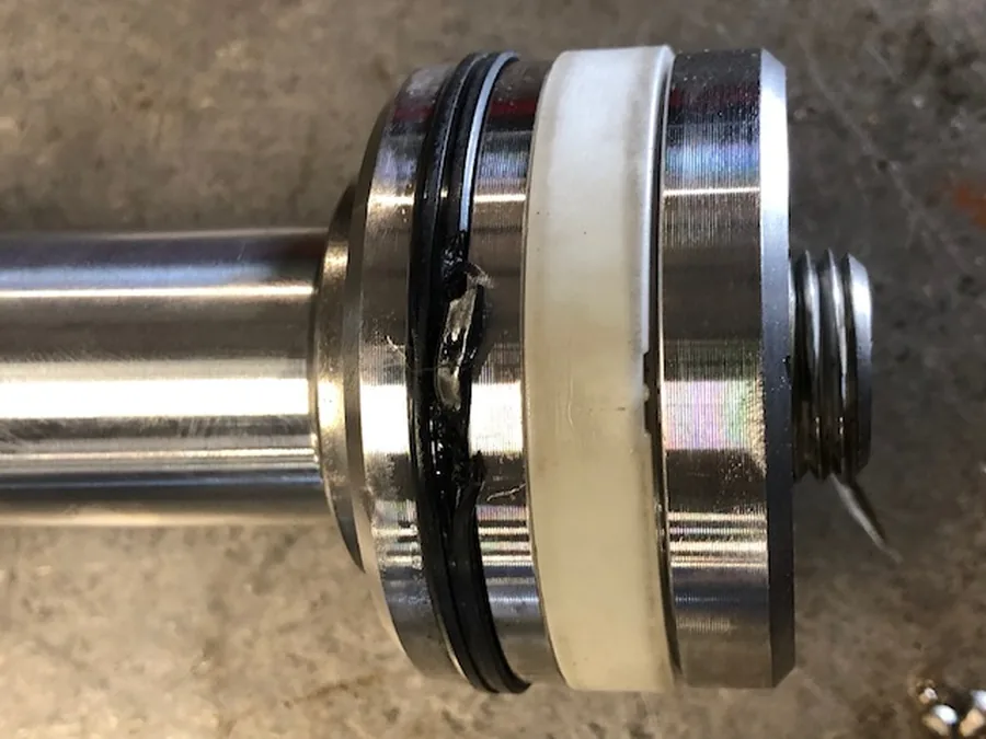 Joint de piston arrache sur verin hydraulique