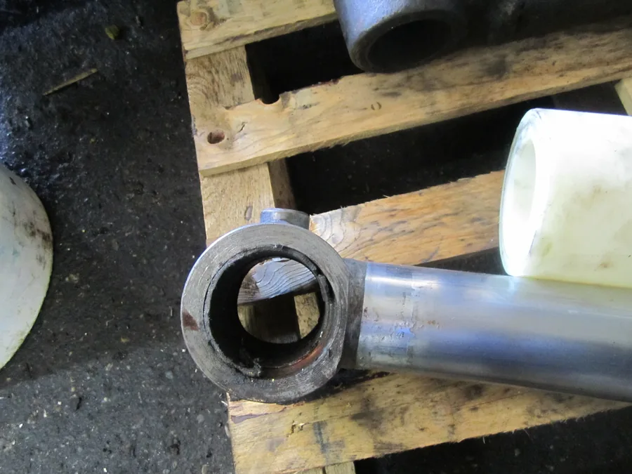 Rotule et axage arraches sur verin hydraulique