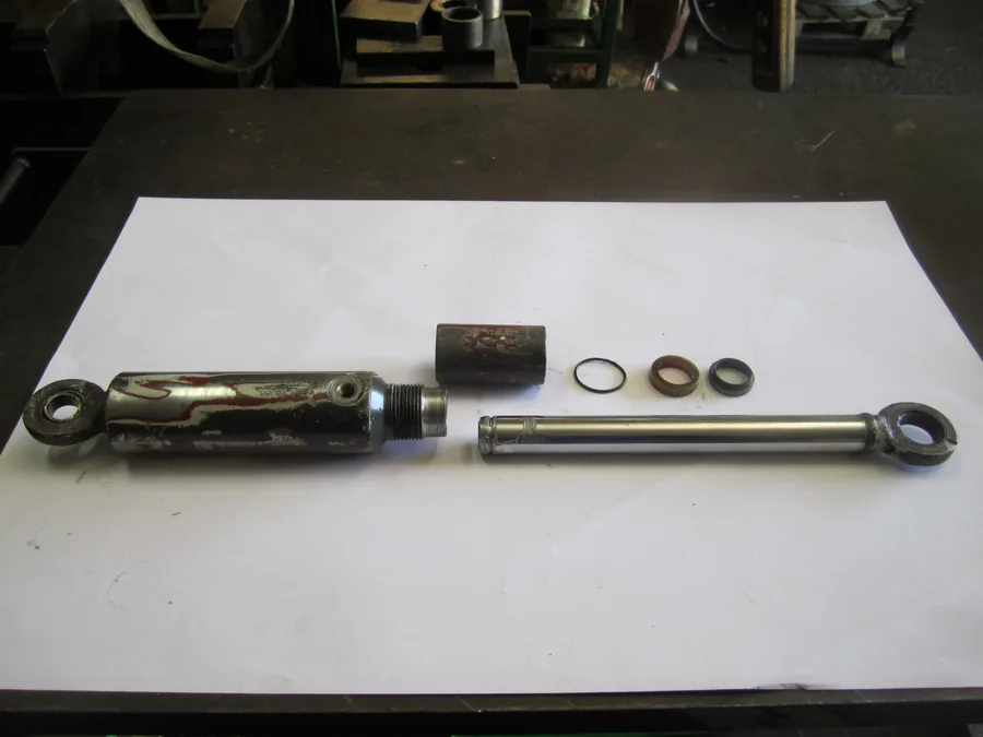 Tige cassee sur verin hydraulique a reparer